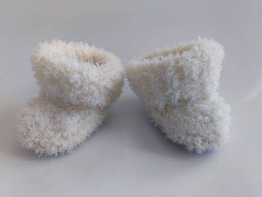 1 paar handgefertigte Baby Socken aus Wollmix hellbeige