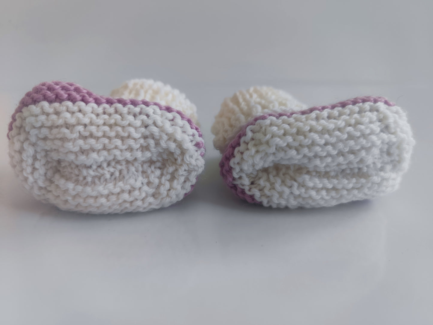 1 paar handgefertigte Baby Socken aus Wollmix rosa weiss