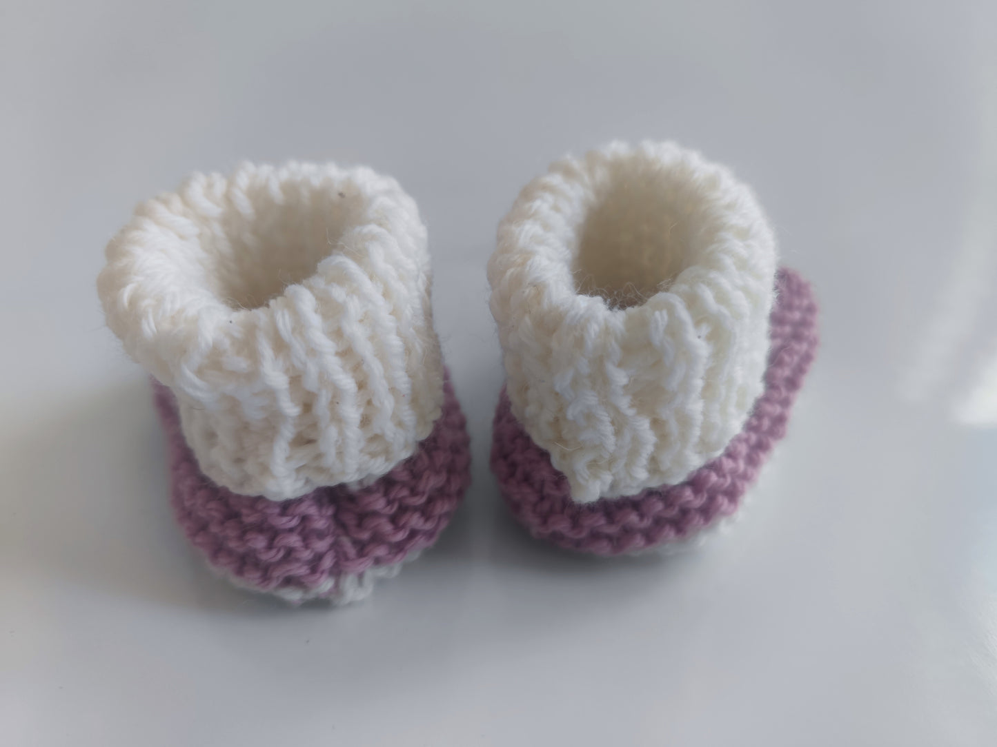 1 paar handgefertigte Baby Socken aus Wollmix rosa weiss