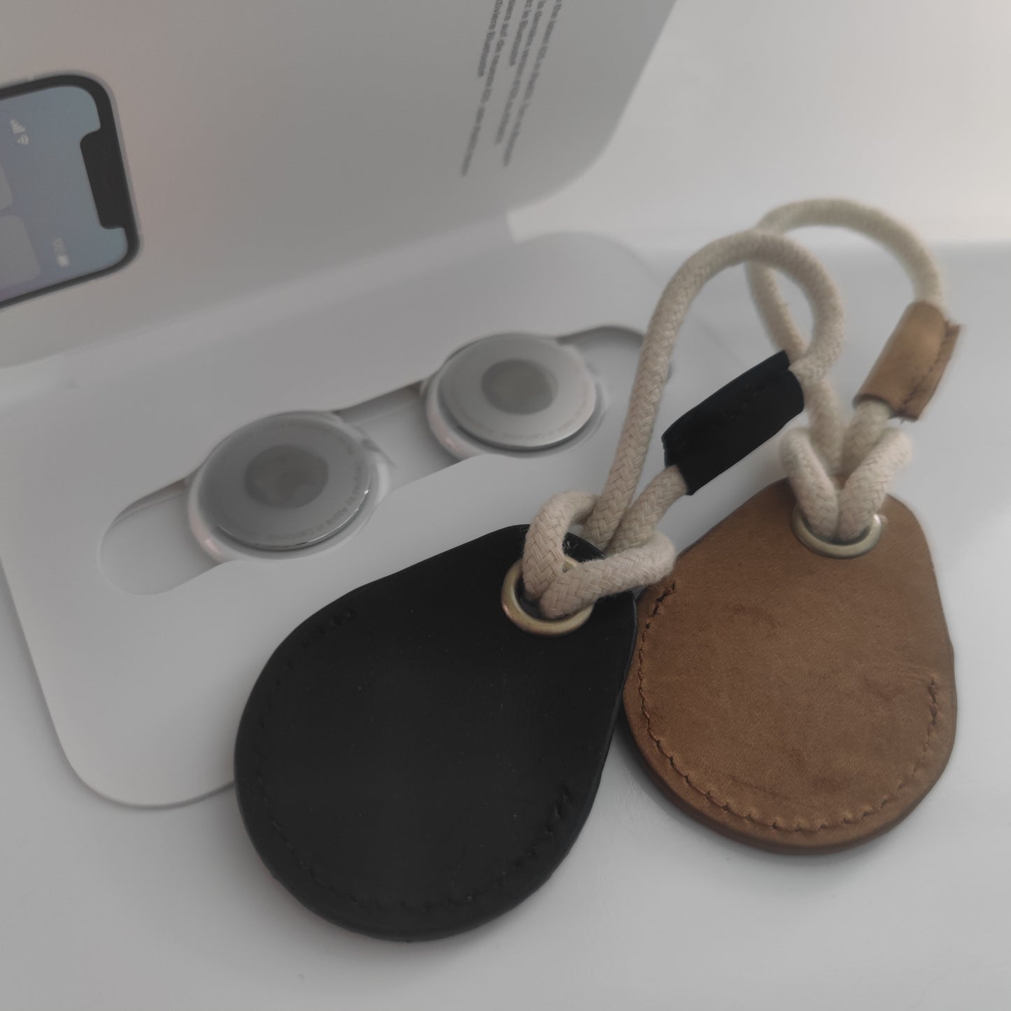 Set 2 Apple AirTag und 2 echt Leder schwarz und braun Anhänger mit Baumwollkordel beige