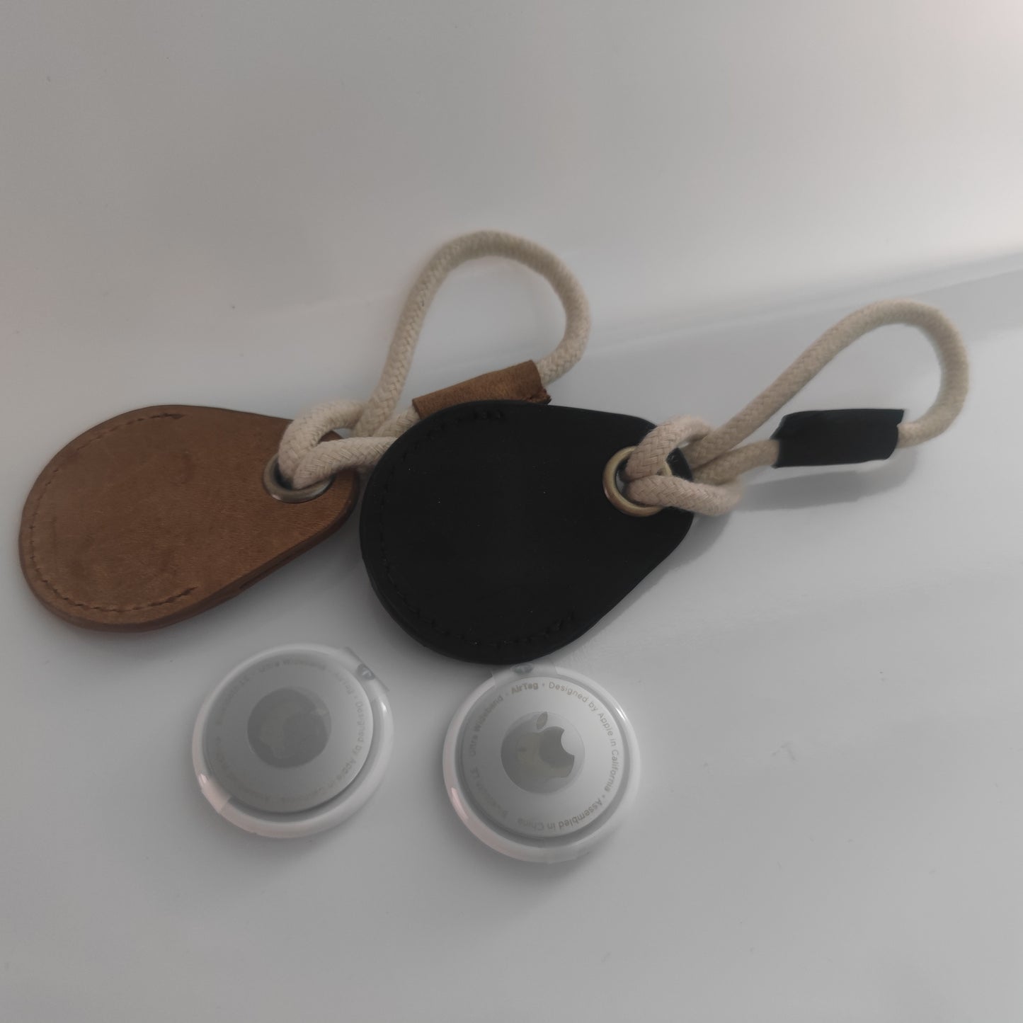 Set 2 Apple AirTag und 2 echt Leder schwarz und braun Anhänger mit Baumwollkordel beige