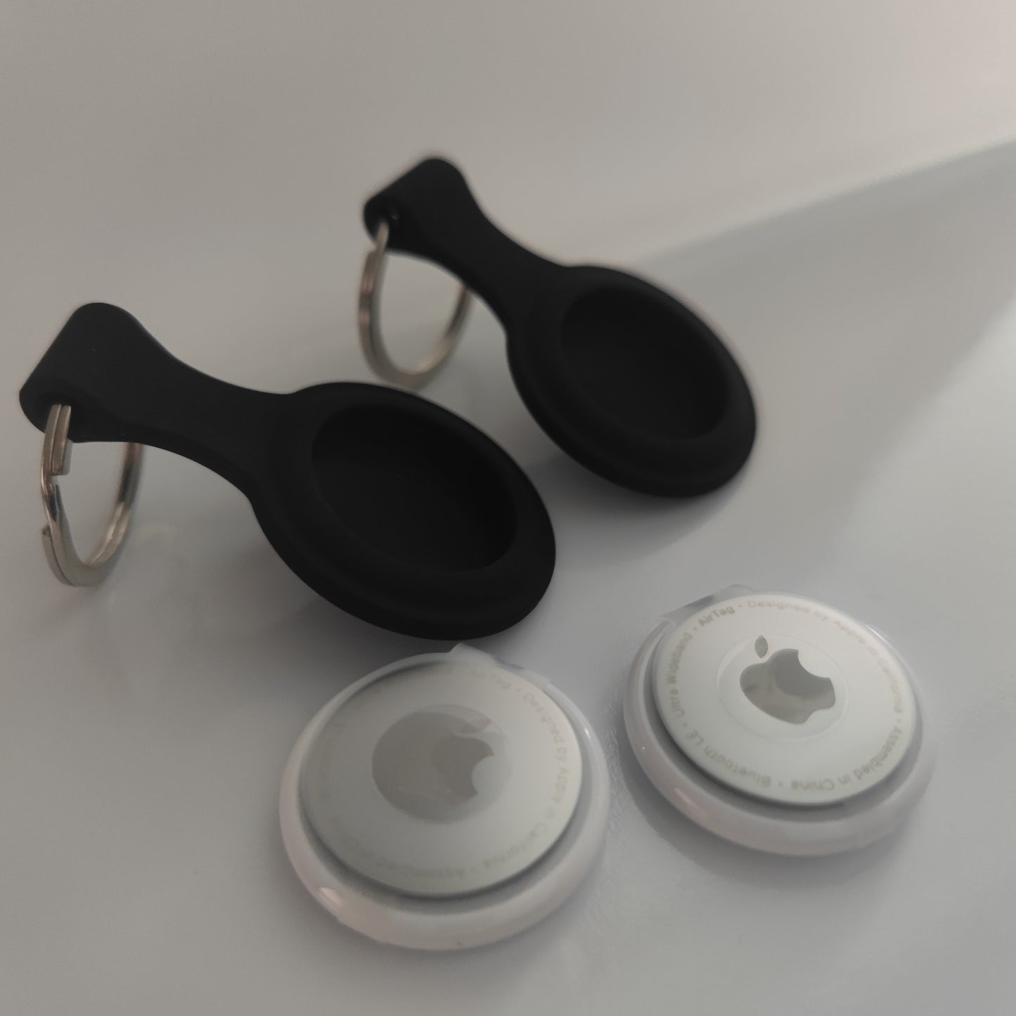 Set 2 NFC Tracker Apple AirTag mit 2 Silikon schwarz Anhänger und Metallring