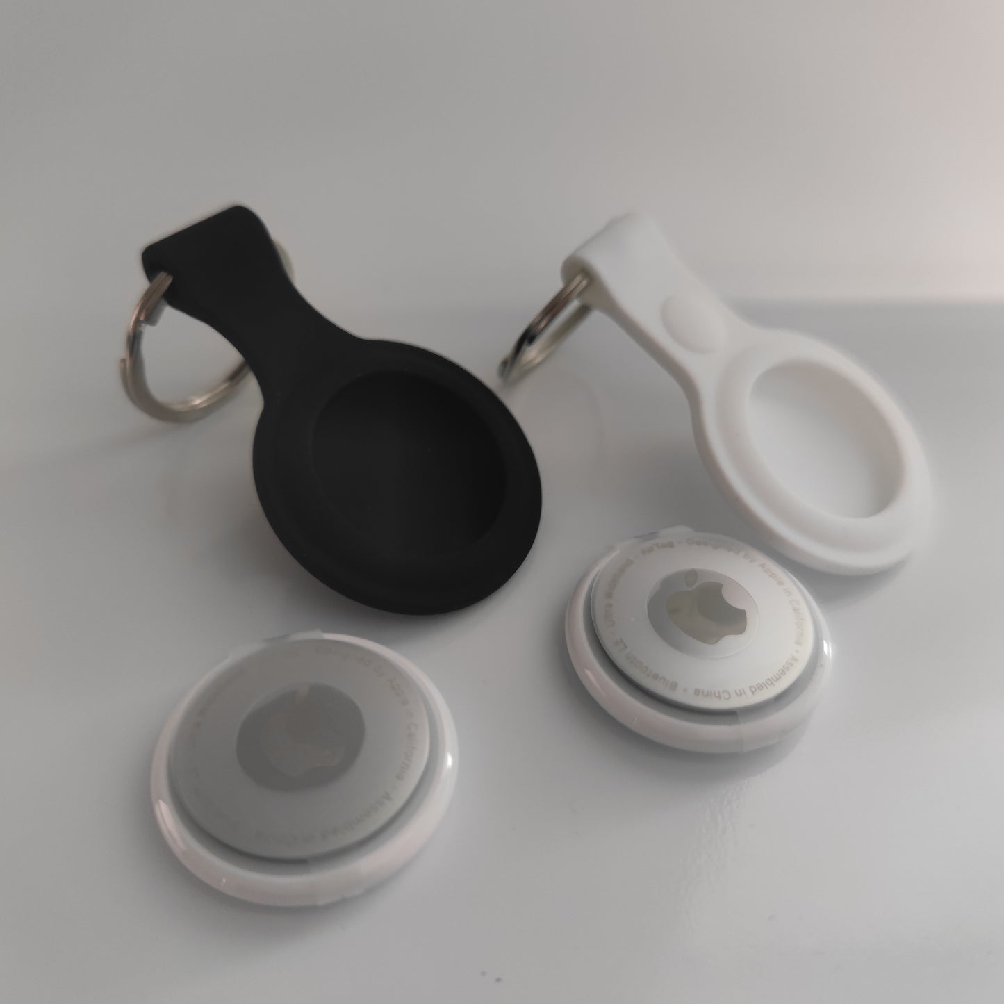 Set 2 Apple NFC AirTag Tracker mit 2 Case Anhänger Schutzhülle Schlüsselanhänger Silikon schwarz und weiss