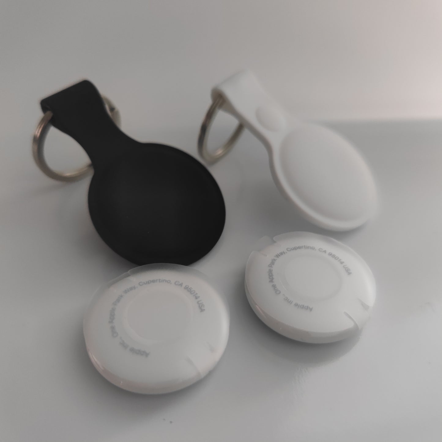 Set 2 Apple NFC AirTag Tracker mit 2 Case Anhänger Schutzhülle Schlüsselanhänger Silikon schwarz und weiss