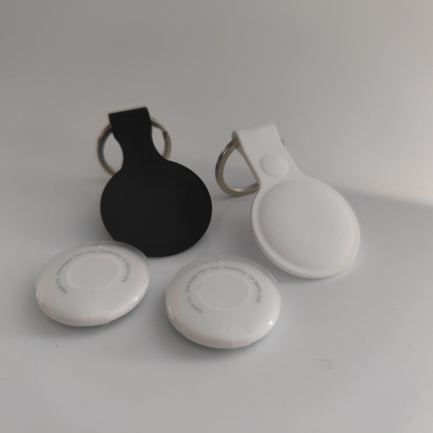 Set 2 Apple NFC AirTag Tracker mit 2 Case Anhänger Schutzhülle Schlüsselanhänger Silikon schwarz und weiss