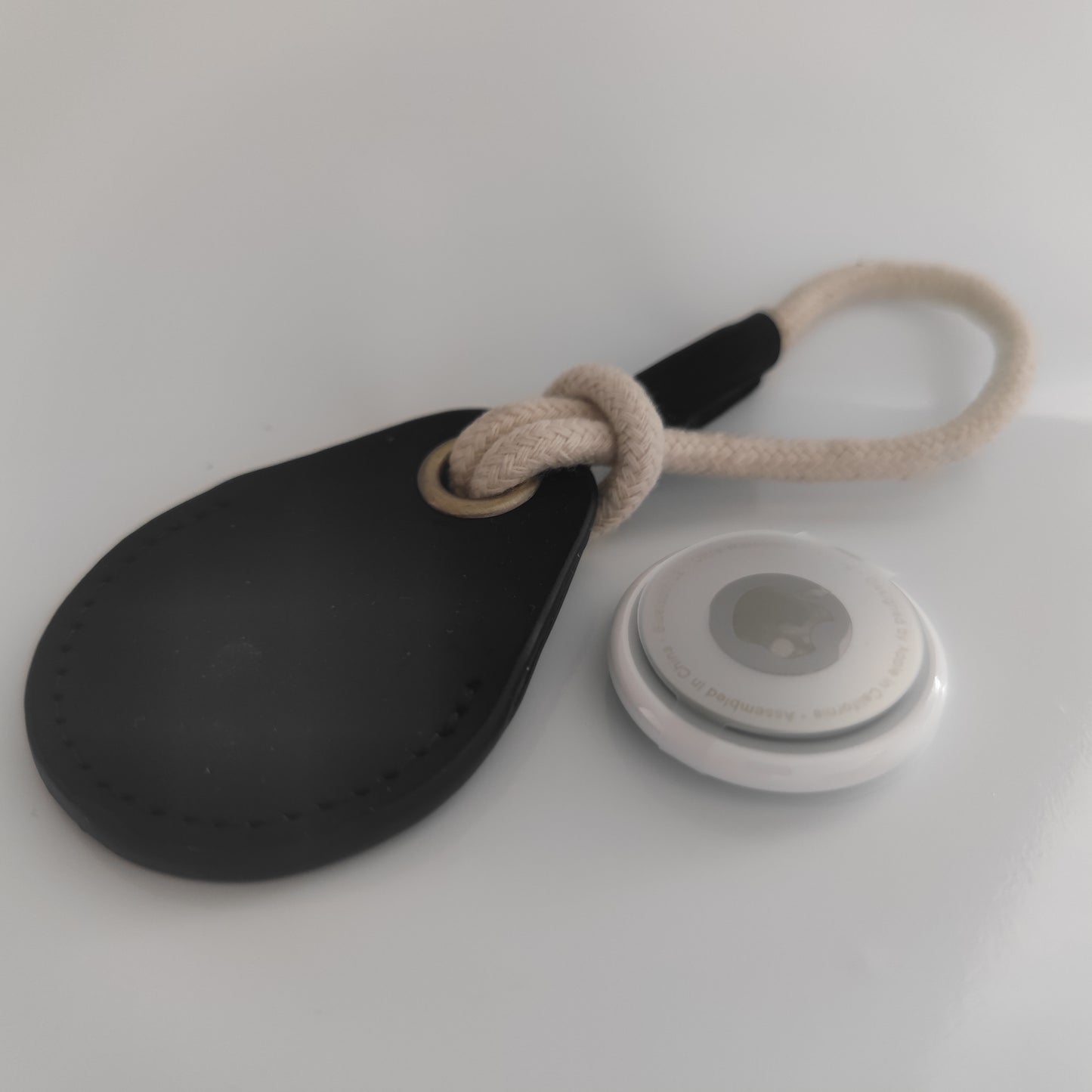 Set 1 Apple AirTag und 1 Schlüsselanhänger echt Leder schwarz mit Baumwollkordel beige