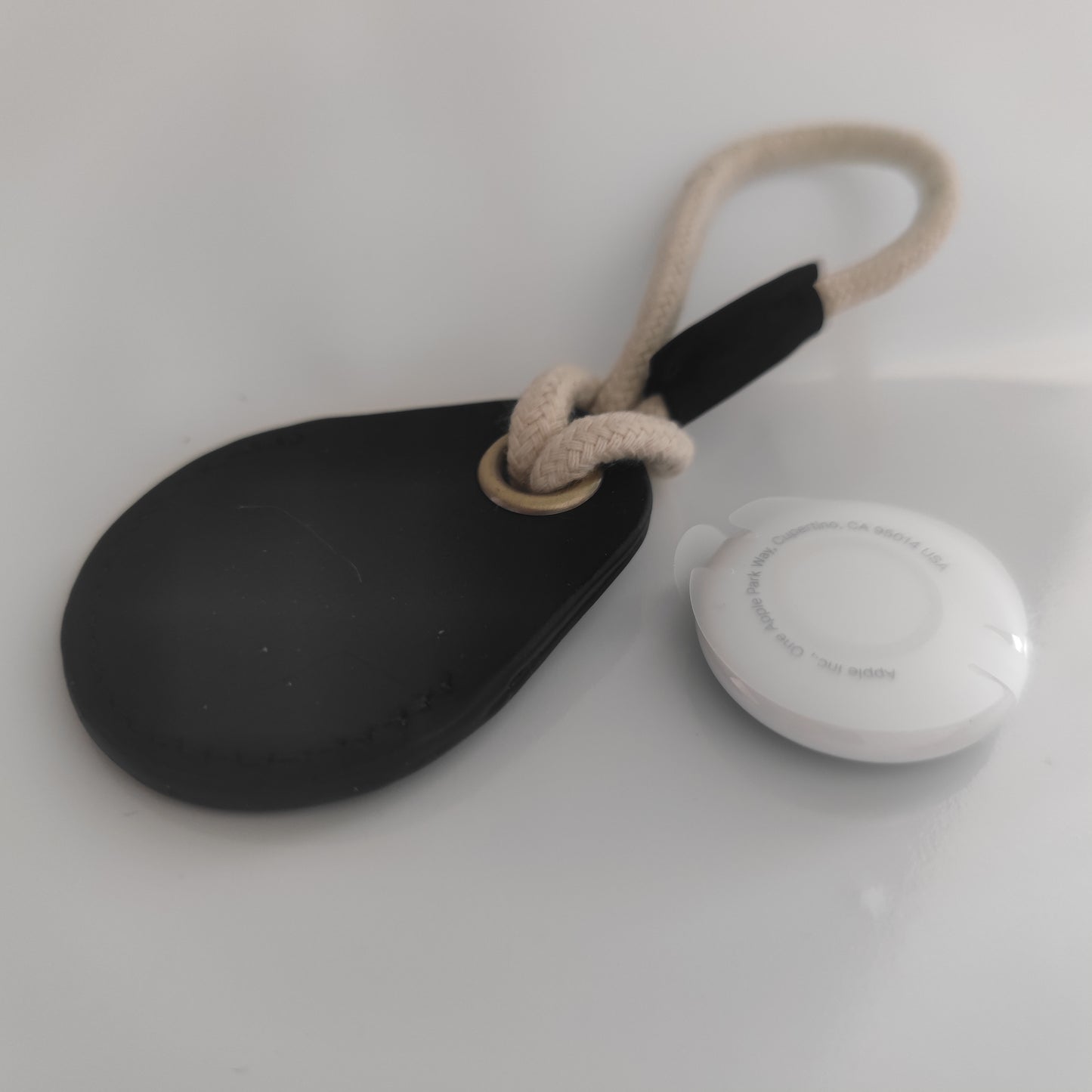 Set 1 Apple AirTag und 1 Schlüsselanhänger echt Leder schwarz mit Baumwollkordel beige